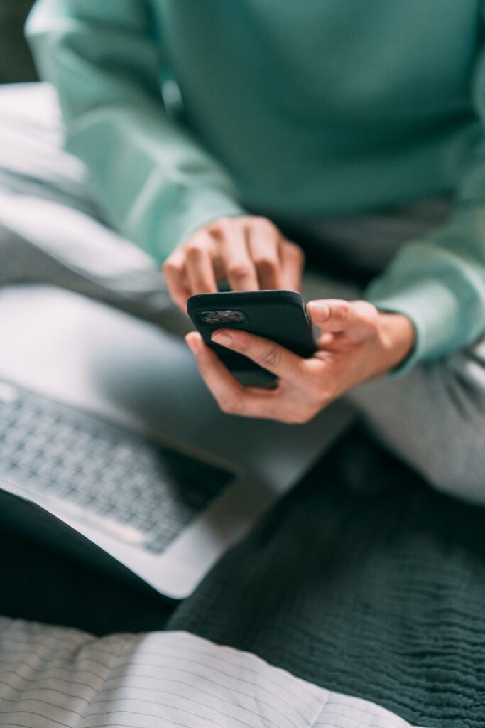 phone-image-2 człowiek dzwoniący przez telefon