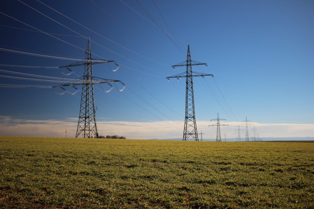 słupy elektryczne na polu, służeboność przesyłu