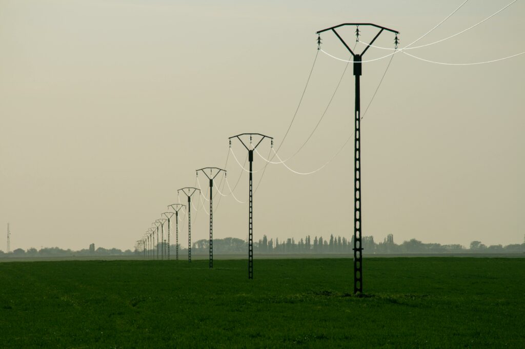 słupy elektryczne na łące, służebność przesyłu